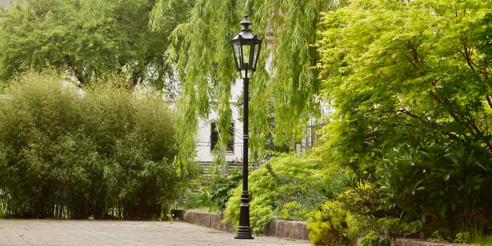 Klassische Standleuchte für den Garten mit Schinkellaterne