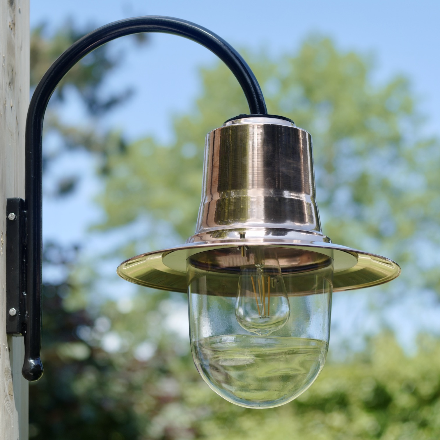 Courtyard Lamp With Curved Arm and Copper Shade: Hofleuchte mit Bogenarm und Kupferschirm, abgebildet im Edisonbirne