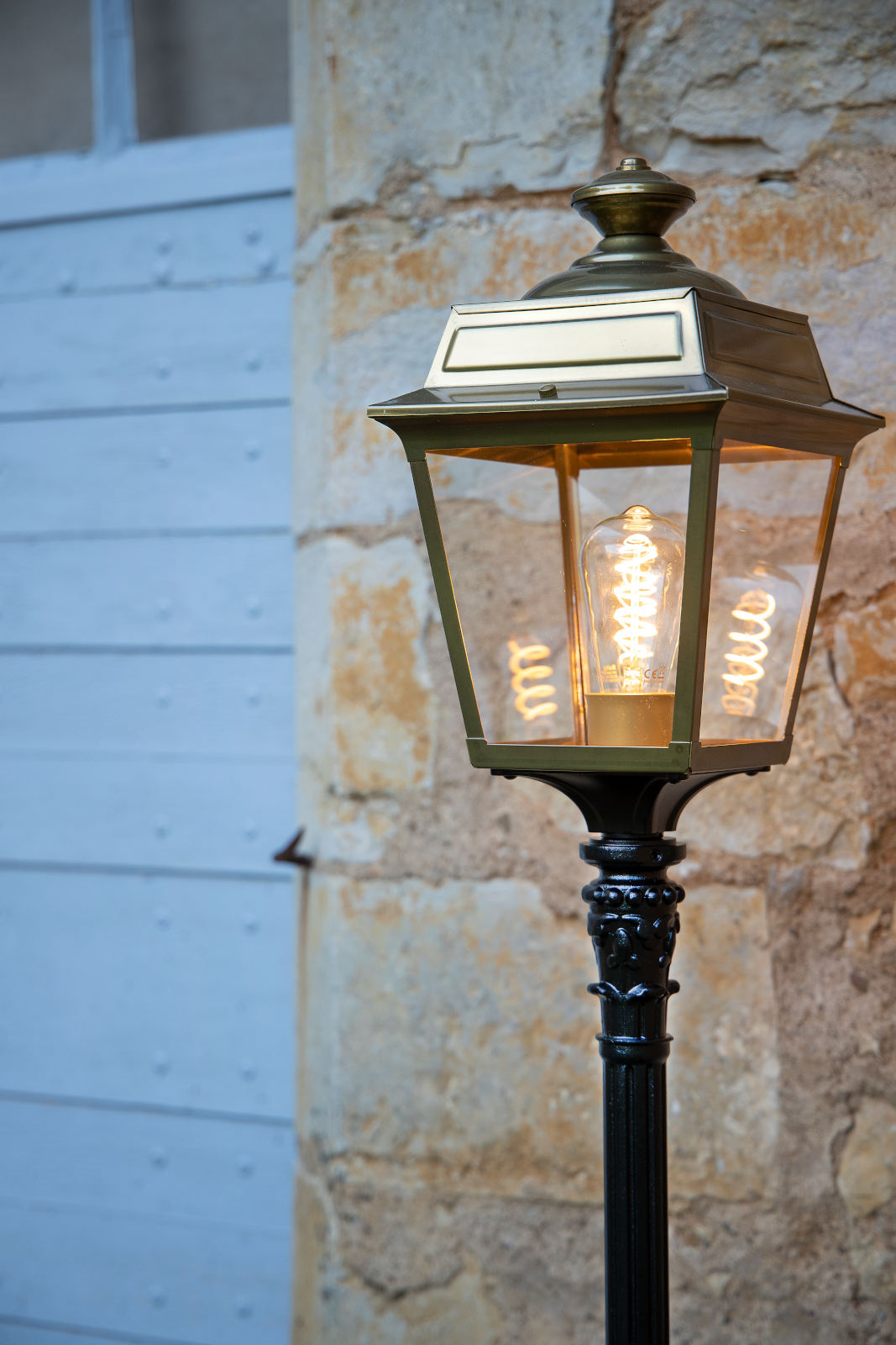 French Garden Post Lantern Place des Vosges 1T: Messing versiegelt