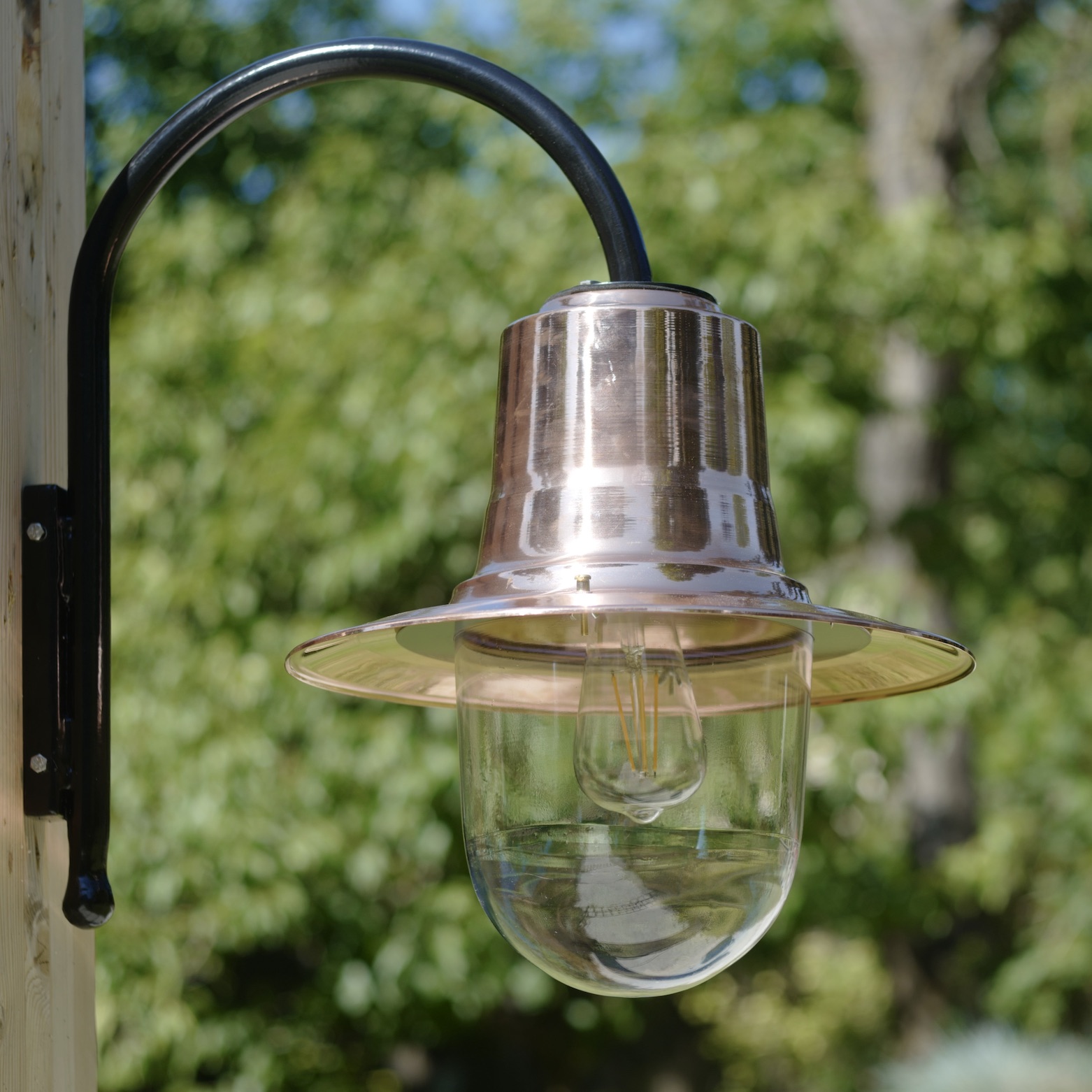 Courtyard Lamp With Curved Arm and Copper Shade: Hofleuchte mit Bogenarm und Kupferschirm, abgebildet im Edisonbirne